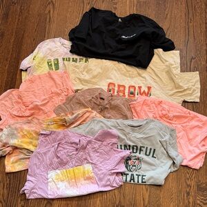 🎈🎈BUNDLE OF T- SHIRTS perfect for size S!!!
